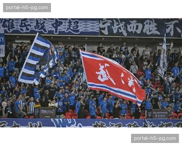 镜头对准看台:伤缺的里昂队长在包厢内焦急关注球队保级关键战 镜头对准看台:伤缺的里昂队长在包厢内焦急关注球队保级关键战