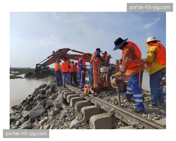 特写:暴雨中断比赛两小时后,工作人员与志愿者全力抢修场地确保比赛恢复